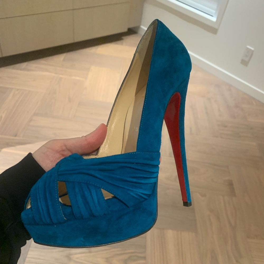 Louboutin peacock 39